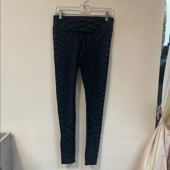 ALO Yoga Black Geometric Leggings - Picture 1 of 9